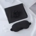 Set de 3 piezas de seda artificial negra con antifaz para dormir, coletero y paño elegante. - Negro