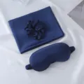 Variante de conjunto de dormir de satén azul marino con antifaz, coletero y funda suave. - Azul marino