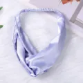 Lila breites Satin Haarband für Damen, elegantes gedrehtes Stirnband für Gesicht. - Hellblau