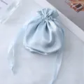 Hellblauer Satin Kordelzugbeutel fuer Geschenkverpackung, Schmuckaufbewahrung und Staubschutz. - Frisches Blau