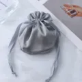 Grauer Seiden Kordelzug Beutel für Geschenke, weicher Satin Staubbeutel für Schmuck Zubehör. - Grau
