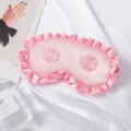 Maschera da notte in raso rosa con volant e ricamo floreale, morbida e molto comoda. - Rosa