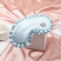 Mascherina per dormire in raso azzurro con bordo a volants e fiore ricamato, comoda. - Blu Fresco