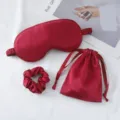 Rotes Seiden-Schlafmasken-Set mit Haargummis und Tasche. Weich, glatt, ideal als Geschenk. - Burgunderrot