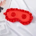 Mascarilla de dormir de satén rojo con volantes y bordado floral para noches cómodas. - Rojo