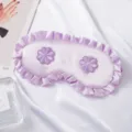 Mascarilla de dormir de satén violeta con volantes y bordados florales para buen descanso. - Violeta Claro