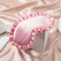 Rosa Satin Schlafmaske mit Rüschenrand und zartem Blumenstickerei Design für Reise und Mittagsschlaf - Rosa