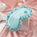 Blaue Satin Schlaf-Augenmaske mit Rüschen und feiner Blumenstickerei für guten Schlaf. - Himmelblau