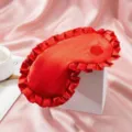 Rote Satin Schlafmaske mit Rüschen und feiner Blumenstickerei, weiche atmungsaktive Maske. - Rot