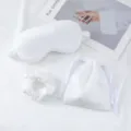 Weißes Seiden-Schlafmasken-Set mit Haargummis und Tasche, weich und tragbar für unterwegs. - Weiß