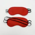 Cómoda máscara de dormir roja con correas elásticas negras para un descanso completamente oscuro. - Sin aleta nasal / Rojo