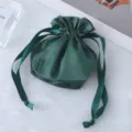 Sacchetto regalo con coulisse in raso verde scuro per confezionamento gioielli e bomboniere. - Verde militare