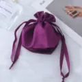 Sacchetto con coulisse in raso viola, morbida borsa regalo effetto seta per gioielli e custodia. - Viola Scuro
