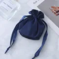 Sacchetto con coulisse in raso blu scuro, perfetto per confezioni regalo, portaoggetti e antipolvere. - Blu navy