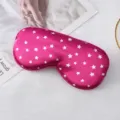 Máscara de sueño de satén rosa con estampado de estrellas blancas para viaje y descanso. - Rosa rojo