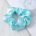 Coletero de satén azul claro goma elástica de pelo accesorio elegante para mujeres - Azul cielo