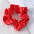 Coletero de pelo en satén rojo, goma de seda suave para mujeres y peinado minimalista diario. - Rojo