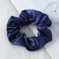 Coletero de satén azul oscuro, coleta de pelo efecto seda suave, accesorio de moda elegante - Azul marino