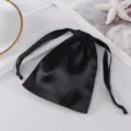 Schwarzer Satin Kordelzugbeutel fur Schmuck Kosmetik und Aufbewahrung von Kleinigkeiten. - Schwarz