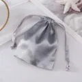 Grauer Satinsäckchen Kordelzug für Schmuck Kosmetik Aufbewahrung, weiche Geschenktüte. - Grau
