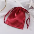 Roter Satin Kordelzug Beutel für Schmuck und Kosmetik, elegante Seidentasche neu. - Burgunderrot