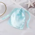 Hellblauer Kordelzugbeutel aus Kunstseide für Schmuck, Kosmetik und die tägliche Aufbewahrung. - Himmelblau