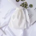 Weißer Satinstaubbeutel mit Kordelzug für Schmuck und Kosmetik. Eleganter Seidenbeutel. - Gebrochenes Weiß
