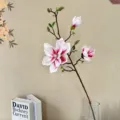 Künstlicher Magnolienzweig für die Heimdekoration, künstliches Blumenarrangement als Wanddekor. - Weiß mit Rosa Herz