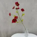 Detailansicht künstlicher roter Anemonen in Glasvase, ideal für Heimdekoration und Foto-Requisiten. - Dunkelrot