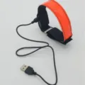 USB oplaadbare LED lichtende armband voor nachtrennen, oranje reflecterende veiligheids sportband. - Oranje