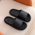 Bequeme schwarze dicke Sohle Pantoletten für Damen und Herren, ideal für den Innenbereich. - Schwarz