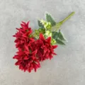 Künstlicher roter Dahlien Blumenstrauß Detail, lebendige künstliche Blumendekoration. - Dunkelrot