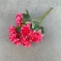 Detailaufnahme der künstlichen Dahlienblüten mit 7 rosa Blumenköpfen für die Heimdekoration. - Fuchsia