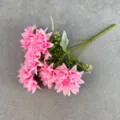 Nahaufnahme Detail eines künstlichen rosa Dahlienblumenstraußes für Heimdekoration Floristik. - Dunkelrosa