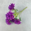 Detailansicht des künstlichen 7-Kopf-Dahlien-Blumenstraußes in Lila für Heimdekoration und Blumenkunst. - Dunkellila