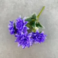 Detailansicht des künstlichen lila Dahlienblütenzweigs für Heimdekoration Blumenarrangement. - Flieder