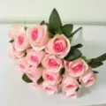 Nahaufnahme der künstlichen rosa Rosenblüten, zeigt realistische Blütenblätter und Blätter. - Herz Rosa