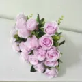 Vista detallada del ramo de rosas artificiales de color morado claro, ideal para bodas y decoración. - Violeta Claro