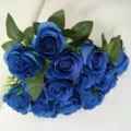 Ramo de rosas artificiales azules con hojas verdes, ideal para bodas y decoración del hogar. - Azul