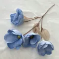 Künstliche blaue Magnolienblüte Zweig, vier Köpfe Stoff Blume Dekor für Hochzeit zu Hause. - Hellblau