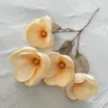 Künstlicher Magnolien-Blumenzweig mit vier großen cremefarbenen Blüten für Heimdeko Hochzeit. - Champagner