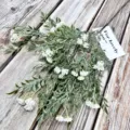 Bouquet de fleurs artificielles avec feuilles vertes et fleurs blanches pour la décoration de table. - Blanc
