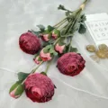 Primo piano di un bouquet di ranuncoli artificiali rossi per la decorazione della casa. - Rosso