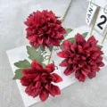 Vista detallada de flores artificiales de dalia rojo oscuro para la decoracion de bodas. - Burdeos