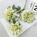 Vue détaillée de fleurs de dahlias verts artificiels pour décoration de mariage et arrangements. - Vert
