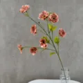 Künstlicher rosa Anemonenblütenstiel im Detail, ideal für Heimdekoration und Vasenarrangements. - Kaffeebraun