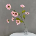 Künstlicher rosa Ranunkel Blumenzweig im Glasvase für Heimdekoration Detailansicht - Hellrosa