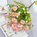 Ramo de flores de margaritas rosas artificiales para la hermosa decoración de la sala. - Rosa