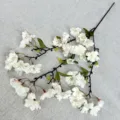 Primer plano detallado de rama de flor de cerezo blanco artificial para decoración floral. - Blanco