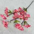 Gros plan détaillé d'une branche de cerisier artificiel, fleurs de soie roses. - Rose foncé